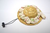 麦わら帽子　（イチゴ柄シュシュ付）の画像